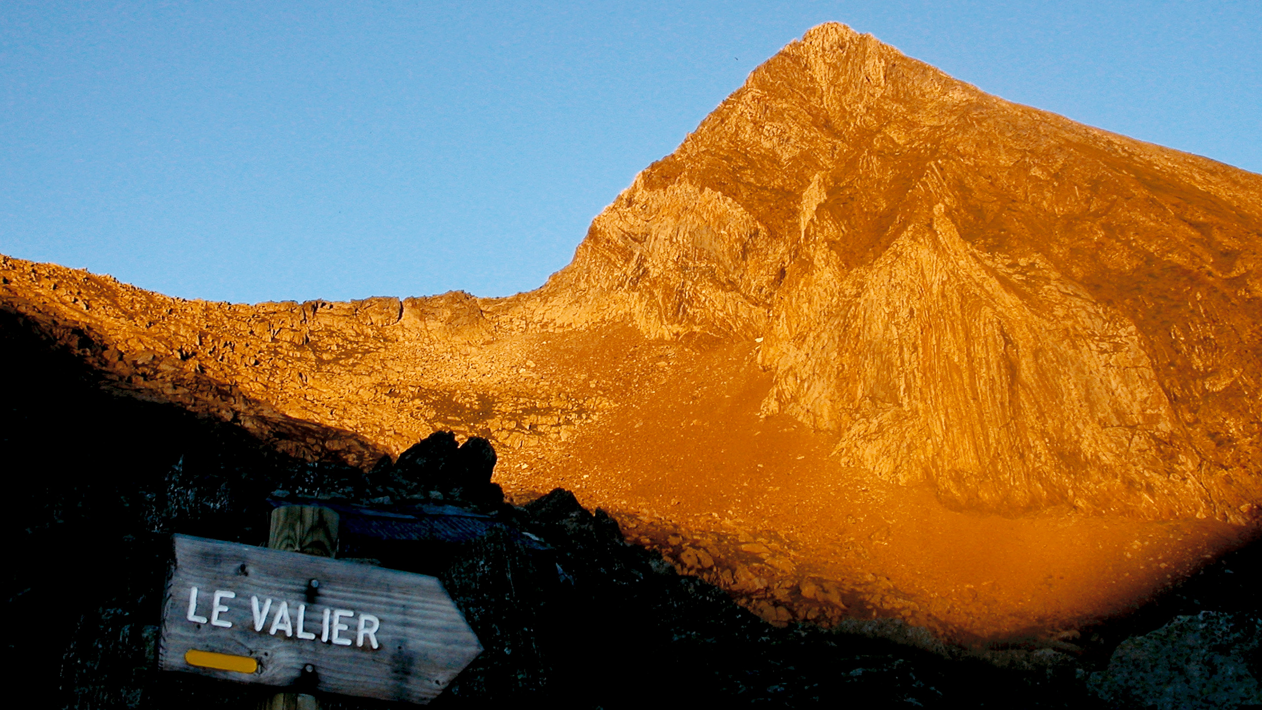 Le Mont Valier et panneau du sentier Refuge de montagne Les Estagnous